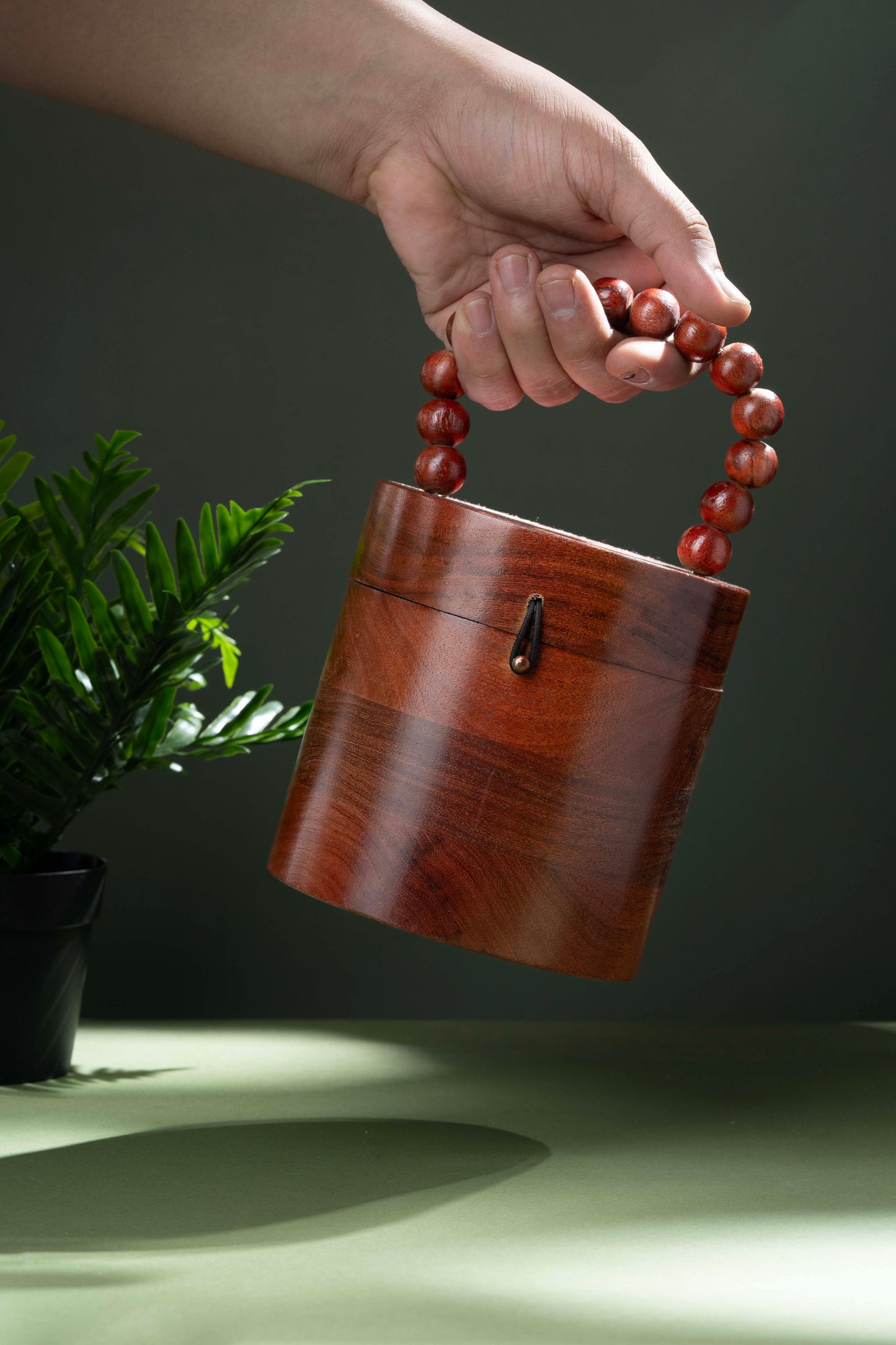 The Royals Chic Bucket bag in Acacia wood
