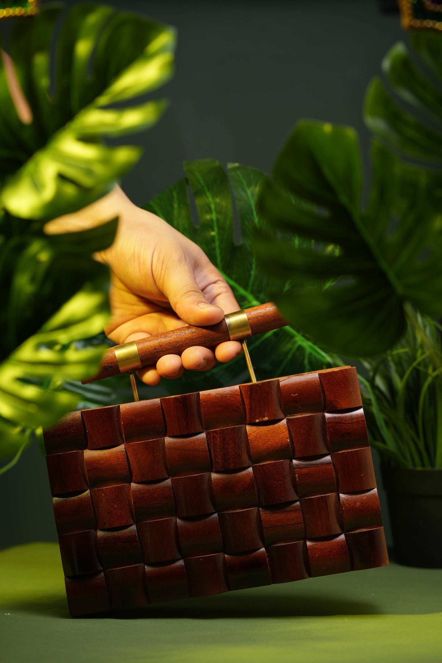 The Royals Checkered handbag in Acacia wood