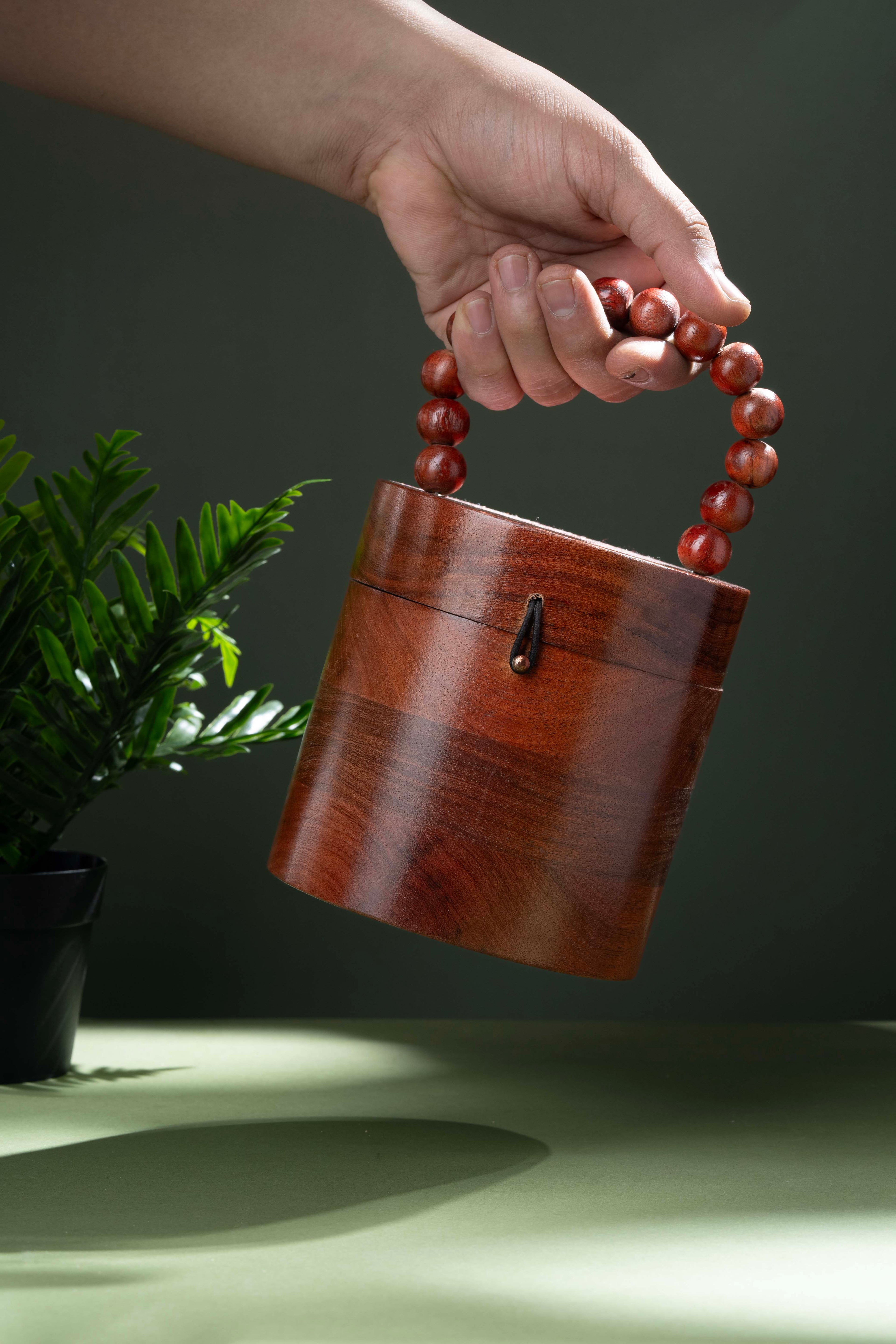 Chic Bucket bag in Acacia wood